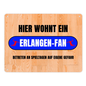 Hier wohnt ein Erlangen-Fan Metallschild in 15x20 cm mit Turnhallenboden Motiv
