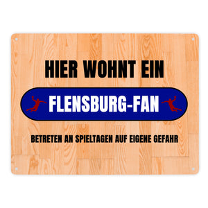 Hier wohnt ein Flensburg-Fan Metallschild in 15x20 cm mit Turnhallenboden Motiv