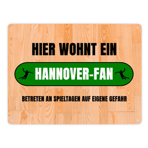 Hier wohnt ein Hannover-Fan Metallschild in 15x20 cm mit Turnhallenboden Motiv