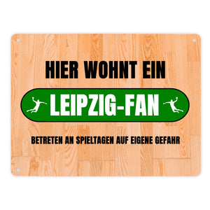 Hier wohnt ein Leipzig-Fan Metallschild in 15x20 cm mit Turnhallenboden Motiv