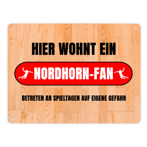 Hier wohnt ein Nordhorn-Fan Metallschild in 15x20 cm mit Turnhallenboden Motiv