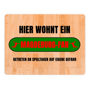 Hier wohnt ein Magdeburg-Fan Metallschild in 15x20 cm mit Turnhallenboden Motiv