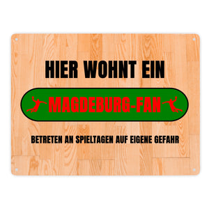 Hier wohnt ein Magdeburg-Fan Metallschild in 15x20 cm mit Turnhallenboden Motiv