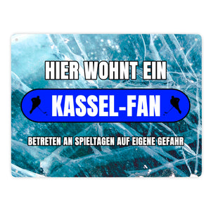 Hier wohnt ein Kassel-Fan Metallschild in 15x20 cm mit Eishallen Boden-Motiv