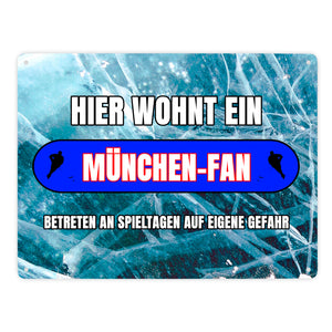 Hier wohnt ein München-Fan Metallschild in 15x20 cm mit Eishallen Boden-Motiv