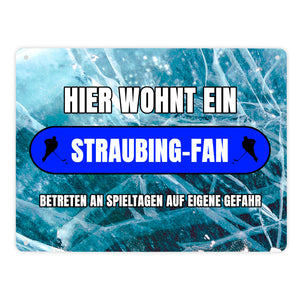 Hier wohnt ein Straubing-Fan Metallschild in 15x20 cm mit Eishallen Boden-Motiv