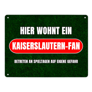 Hier wohnt ein Kaiserslautern-Fan Metallschild in 15x20 cm mit Rasenmotiv