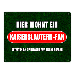 Hier wohnt ein Kaiserslautern-Fan Metallschild in 15x20 cm mit Rasenmotiv