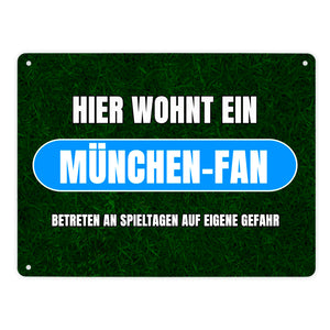 Hier wohnt ein München-Fan Metallschild in 15x20 cm mit Rasenmotiv