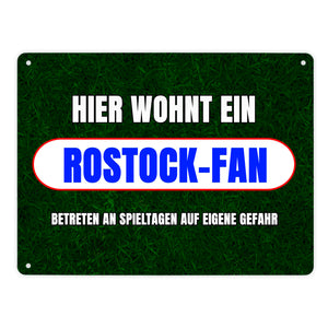 Hier wohnt ein Rostock-Fan Metallschild in 15x20 cm mit Rasenmotiv