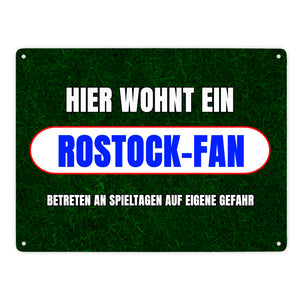 Hier wohnt ein Rostock-Fan Metallschild in 15x20 cm mit Rasenmotiv