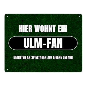 Hier wohnt ein Ulm-Fan Metallschild in 15x20 cm mit Rasenmotiv