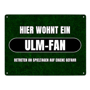 Hier wohnt ein Ulm-Fan Metallschild in 15x20 cm mit Rasenmotiv