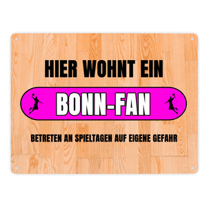 Hier wohnt ein Bonn-Fan Metallschild in 15x20 cm mit Turnhallenboden Motiv