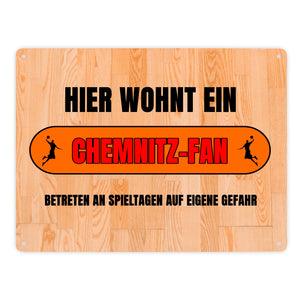 Hier wohnt ein Chemnitz-Fan Metallschild in 15x20 cm mit Turnhallenboden Motiv
