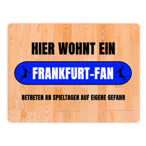 Hier wohnt ein Frankfurt-Fan Metallschild in 15x20 cm mit Turnhallenboden Motiv