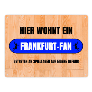 Hier wohnt ein Frankfurt-Fan Metallschild in 15x20 cm mit Turnhallenboden Motiv
