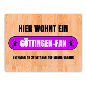 Hier wohnt ein Göttingen-Fan Metallschild in 15x20 cm mit Turnhallenboden Motiv