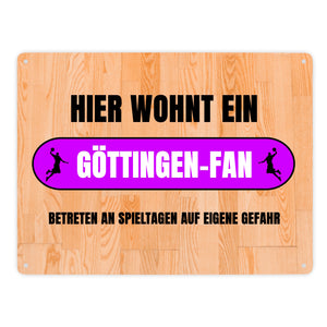 Hier wohnt ein Göttingen-Fan Metallschild in 15x20 cm mit Turnhallenboden Motiv