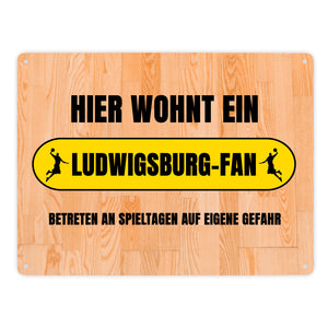 Hier wohnt ein Ludwigsburg-Fan Metallschild in 15x20 cm mit Turnhallenboden Motiv