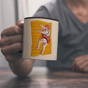 Kaffeebecher Urlaub ist, wenn man viel isst mit Strandmotiv und Spruch zum Thema Essen