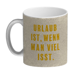 Kaffeebecher Urlaub ist, wenn man viel isst mit Strandmotiv und Spruch zum Thema Essen