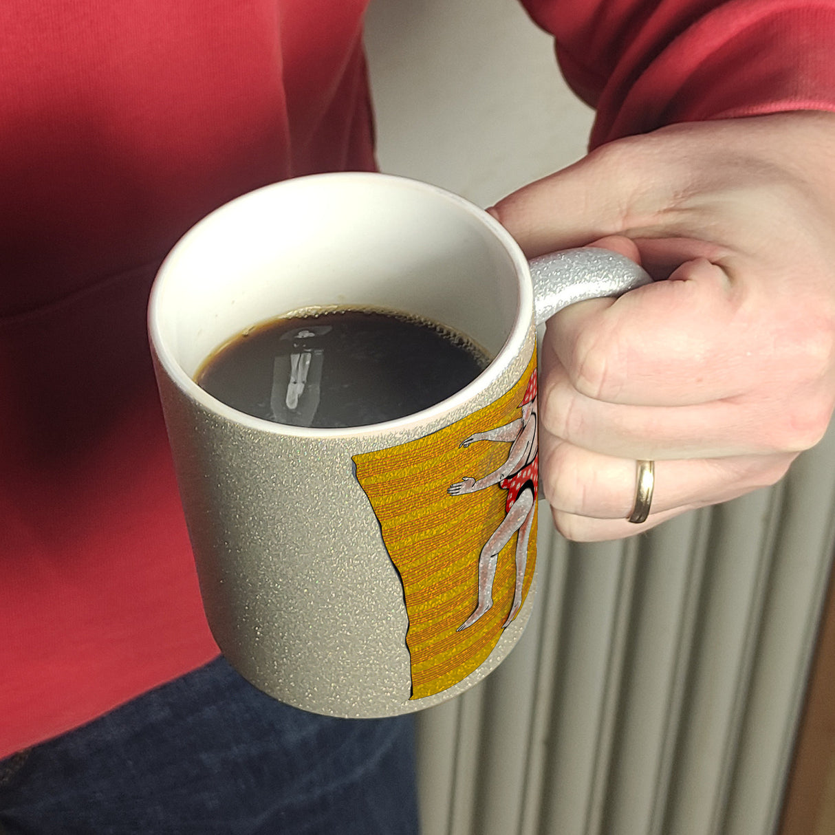 Kaffeebecher Urlaub ist, wenn man viel isst mit Strandmotiv und Spruch zum Thema Essen