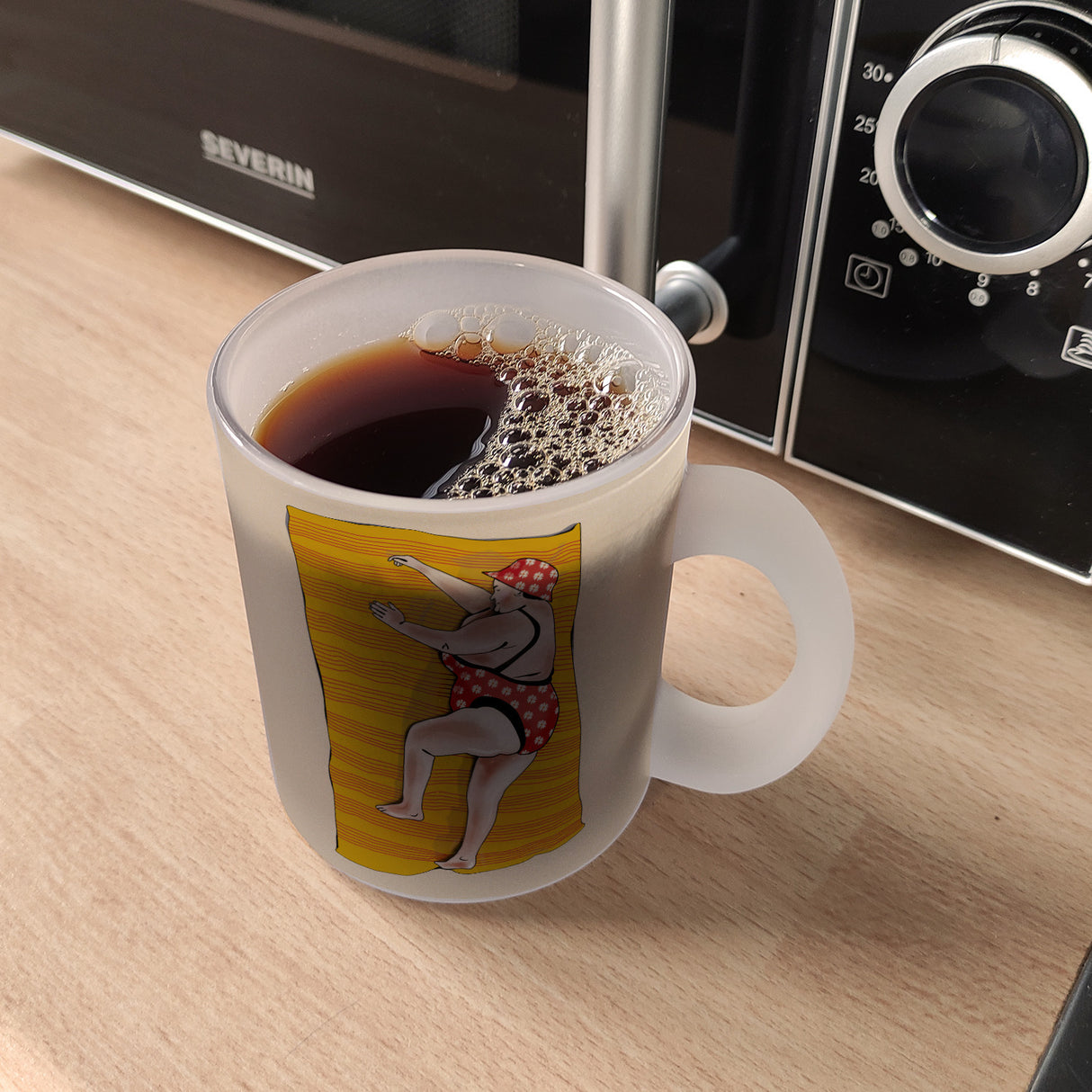 Kaffeebecher Urlaub ist, wenn man viel isst mit Strandmotiv und Spruch zum Thema Essen
