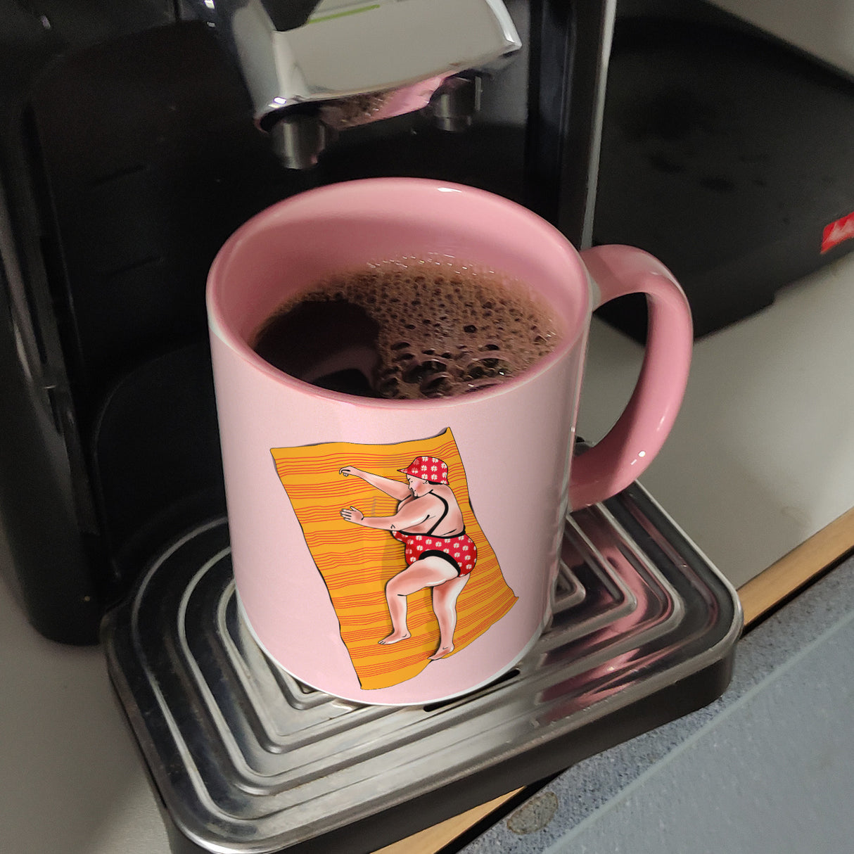 Kaffeebecher mit lustigem Spruch zum Thema Modelfigur und Comic-Dame im Badeanzug