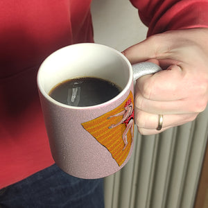 Kaffeebecher mit lustigem Spruch zum Thema Modelfigur und Comic-Dame im Badeanzug