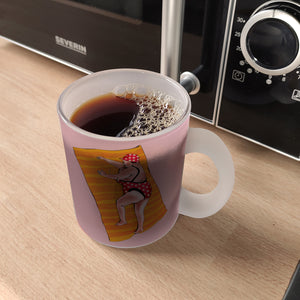 Kaffeebecher mit lustigem Spruch zum Thema Modelfigur und Comic-Dame im Badeanzug