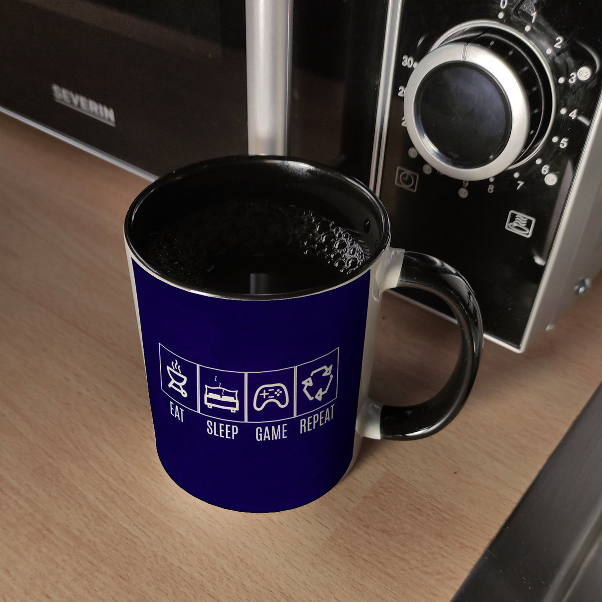 EAT, SLEEP, GAME, REPEAT Kaffeebecher mit blauem Hintergrund