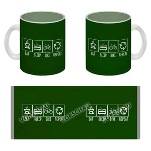 EAT, SLEEP, GAME, REPEAT Kaffeebecher mit blauem Hintergrund