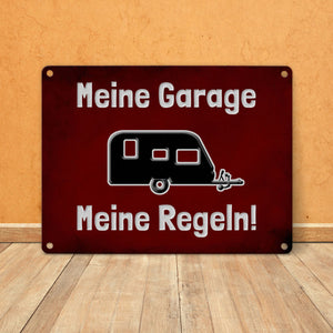 Meine Garage Meine Regeln! Metallschild in 15x20 cm mit Auto und rotem Hintergrund