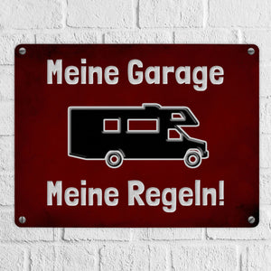 Meine Garage Meine Regeln! Metallschild in 15x20 cm mit Auto und rotem Hintergrund