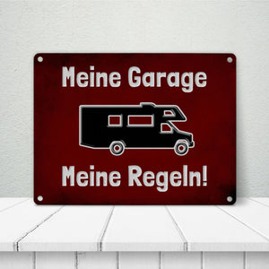 Meine Garage Meine Regeln! Metallschild in 15x20 cm mit Auto und rotem Hintergrund