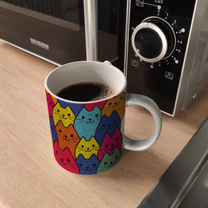 Kaffeebecher mit Katzen Motiv - Buntes Wimmelbild mit Comic Kätzchen
