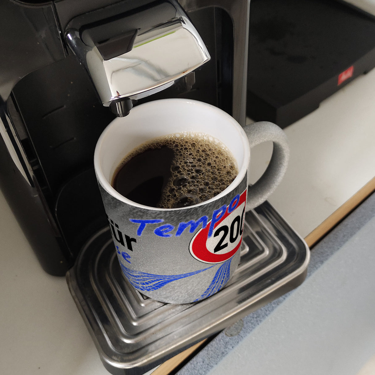 Kaffeebecher gegen Tempolimit - für 200 km/h bei Nässe auf Autobahn