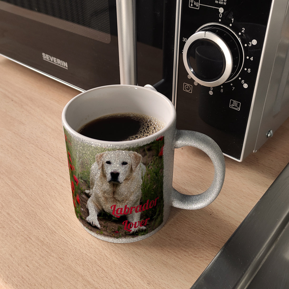 Kaffeetasse mit Fotomotiv Labrador Lover - Labrador im Mohnfeld
