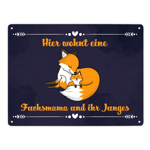 Metallschild mit Motiv und Spruch - Hier wohnt eine Fuchsmama und ihr Junges
