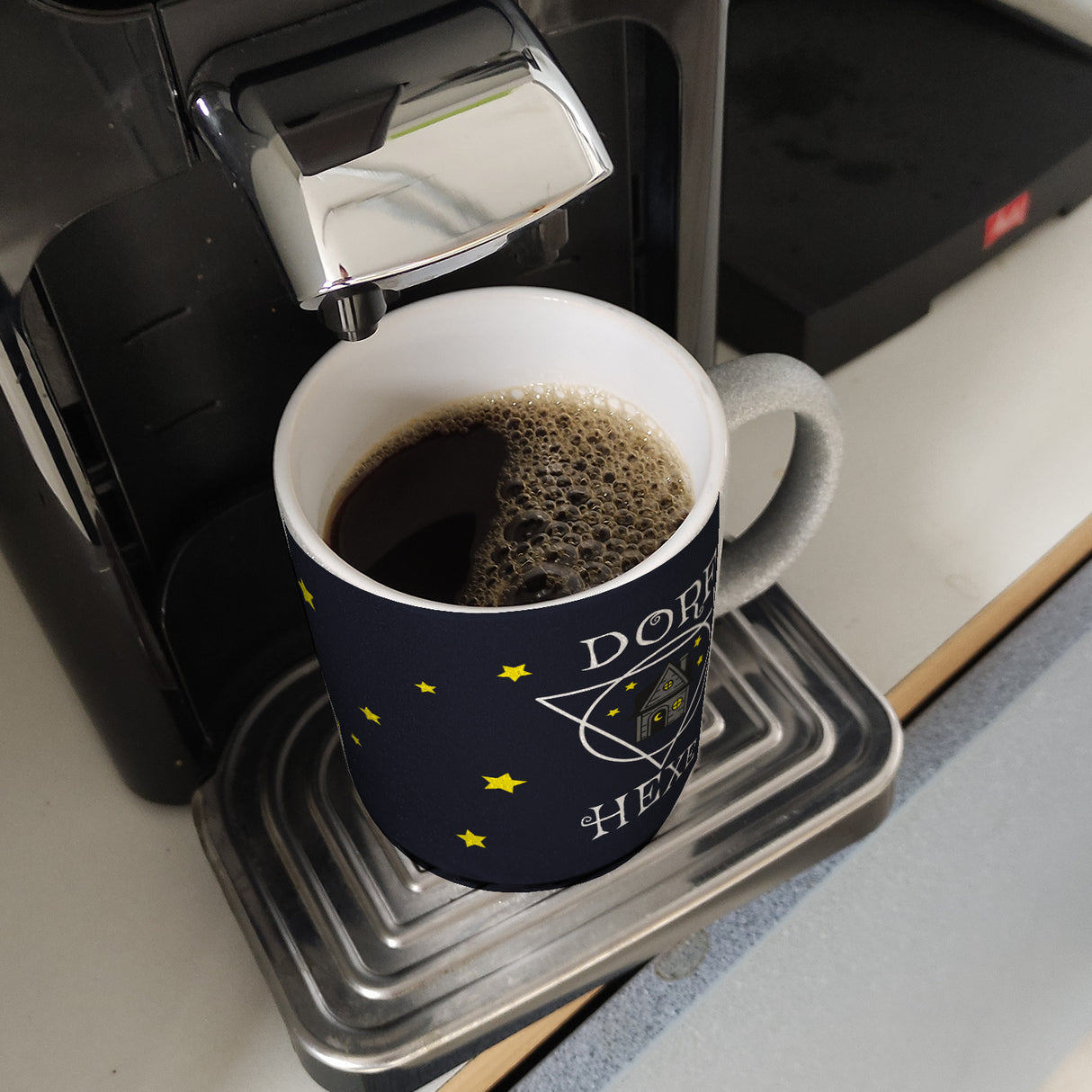 Dorfhexe Kaffeebecher mit Hexenhaus Motiven