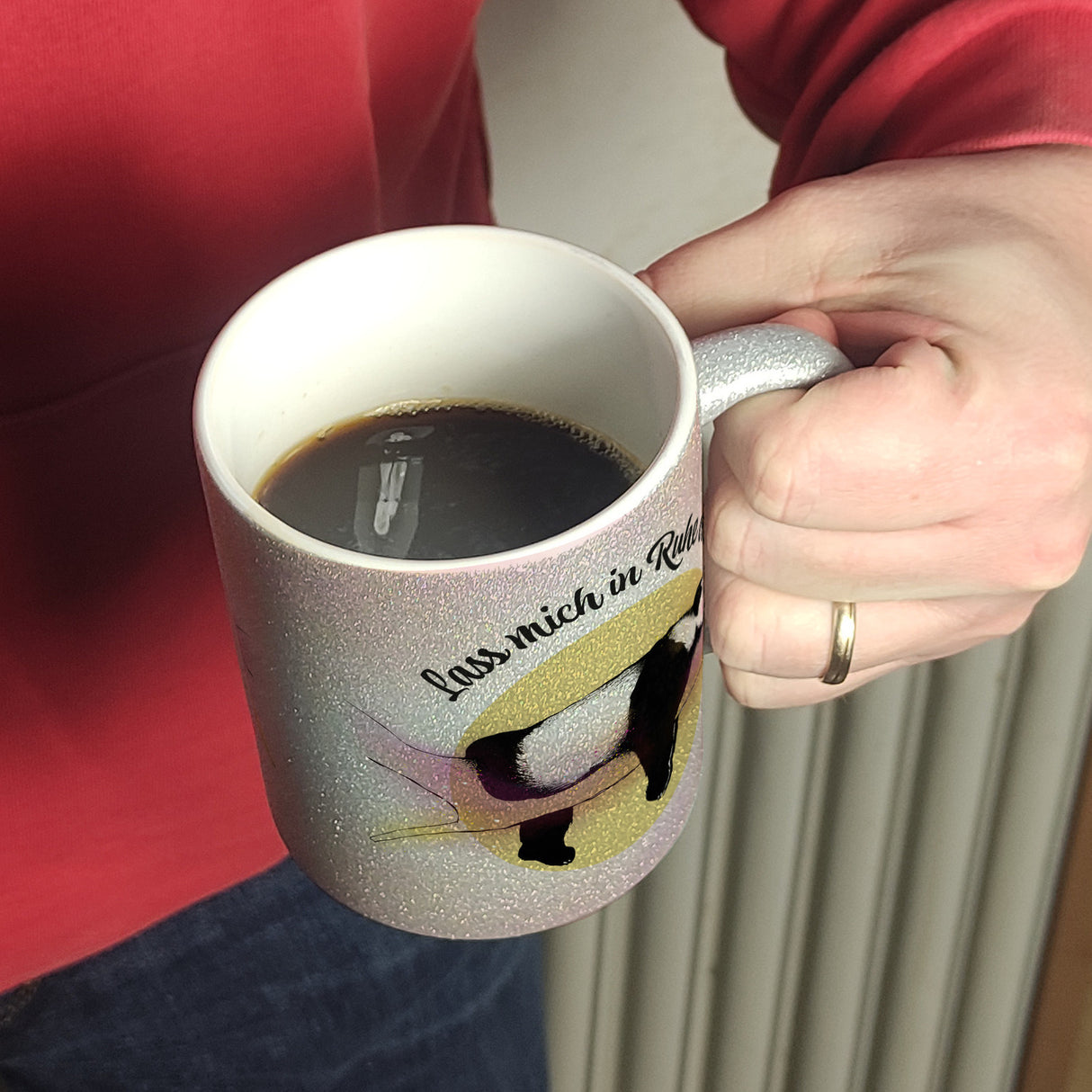 Panda auf einem Ast Kaffeebecher Lass mich in Ruhe ok! in bunten Farben