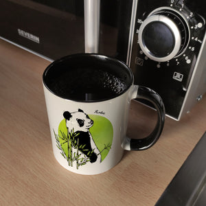 Panda mit Bambus Kaffeebecher und grün
