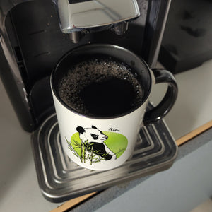 Panda mit Bambus Kaffeebecher und grün