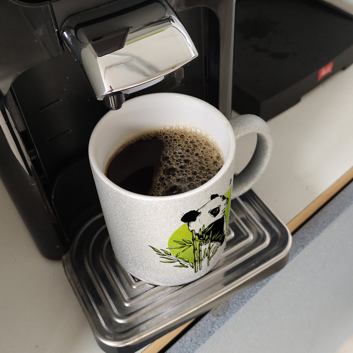 Panda mit Bambus Kaffeebecher und grün