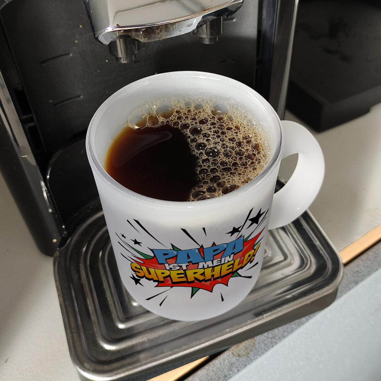 Kaffeetasse mit knalligem Comic Motiv und Spruch - Papa ist mein Superheld