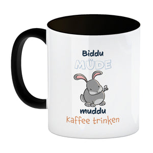 Kaffeebecher mit Hasenmotiv und Spruch - Biddu müde muddu Kaffee trinken