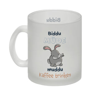 Kaffeebecher mit Hasenmotiv und Spruch - Biddu müde muddu Kaffee trinken