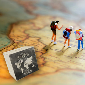 Spardose mit Weltkarten Motiv und Text - let's travel the world