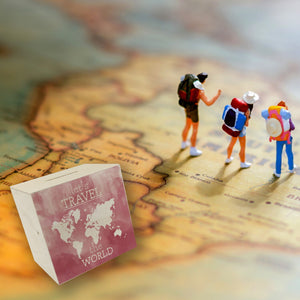 Spardose mit Weltkarten Motiv und Text - let's travel the world